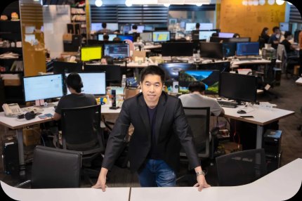 CMoney 同事站在開放式辦公區前